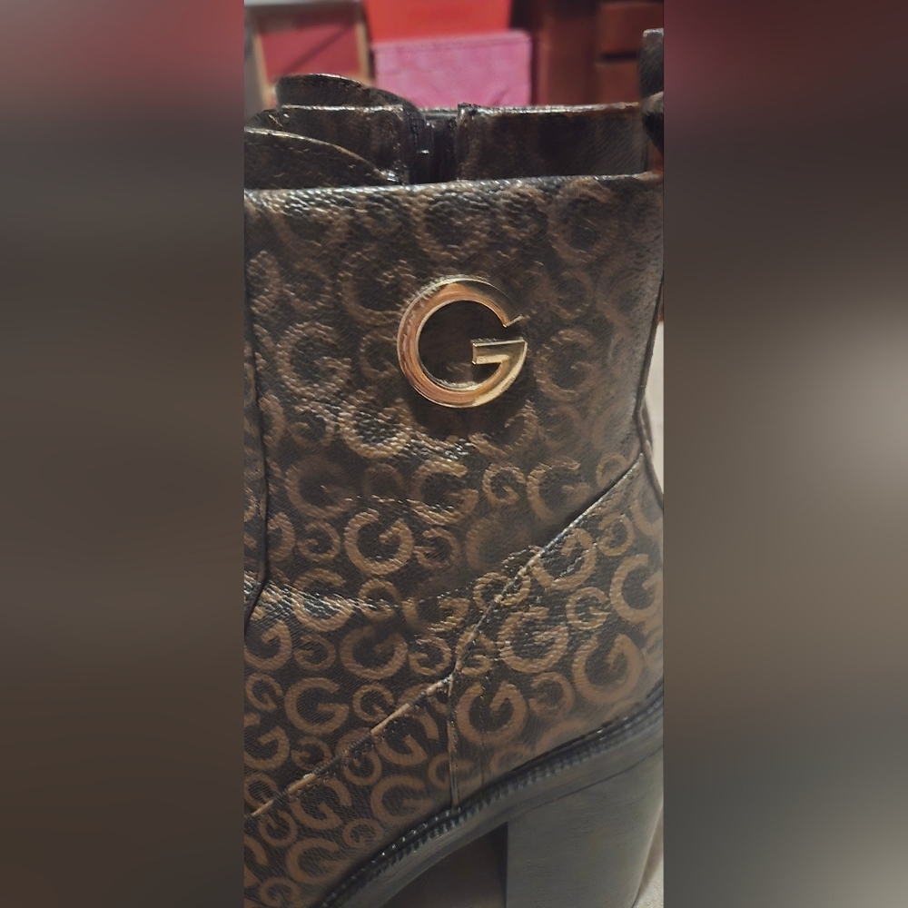 Elegant GBG Los Angeles Patterned Lace-Up Boots - Picture 5 of 6